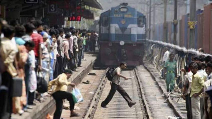 Tren arrolla a 11 personas en la india