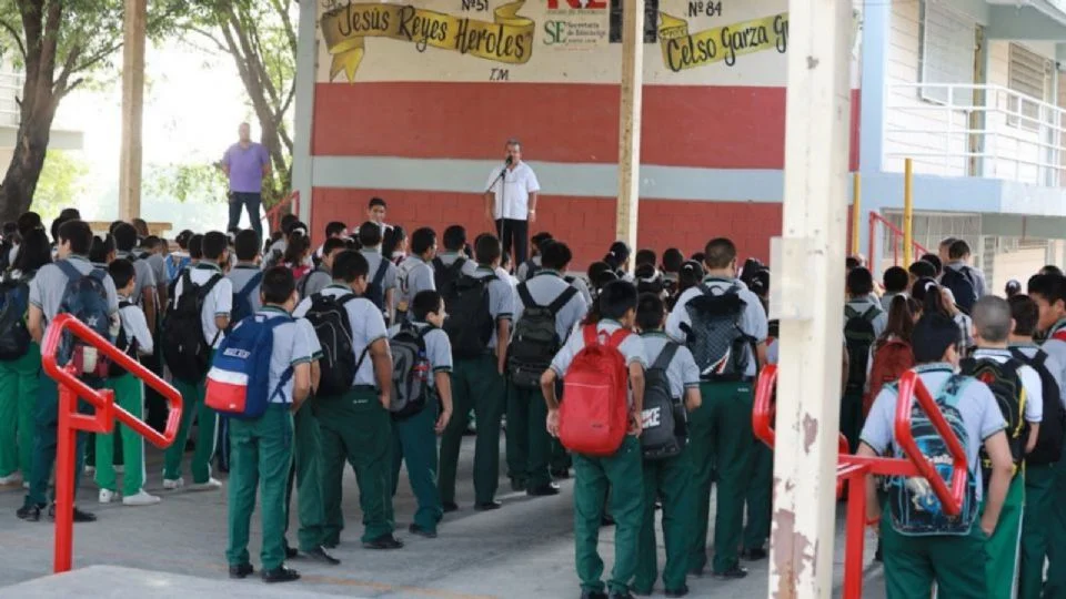 Hombre se hace pasar por psicólogo y amenaza alumnos en secundaria de Yucatán