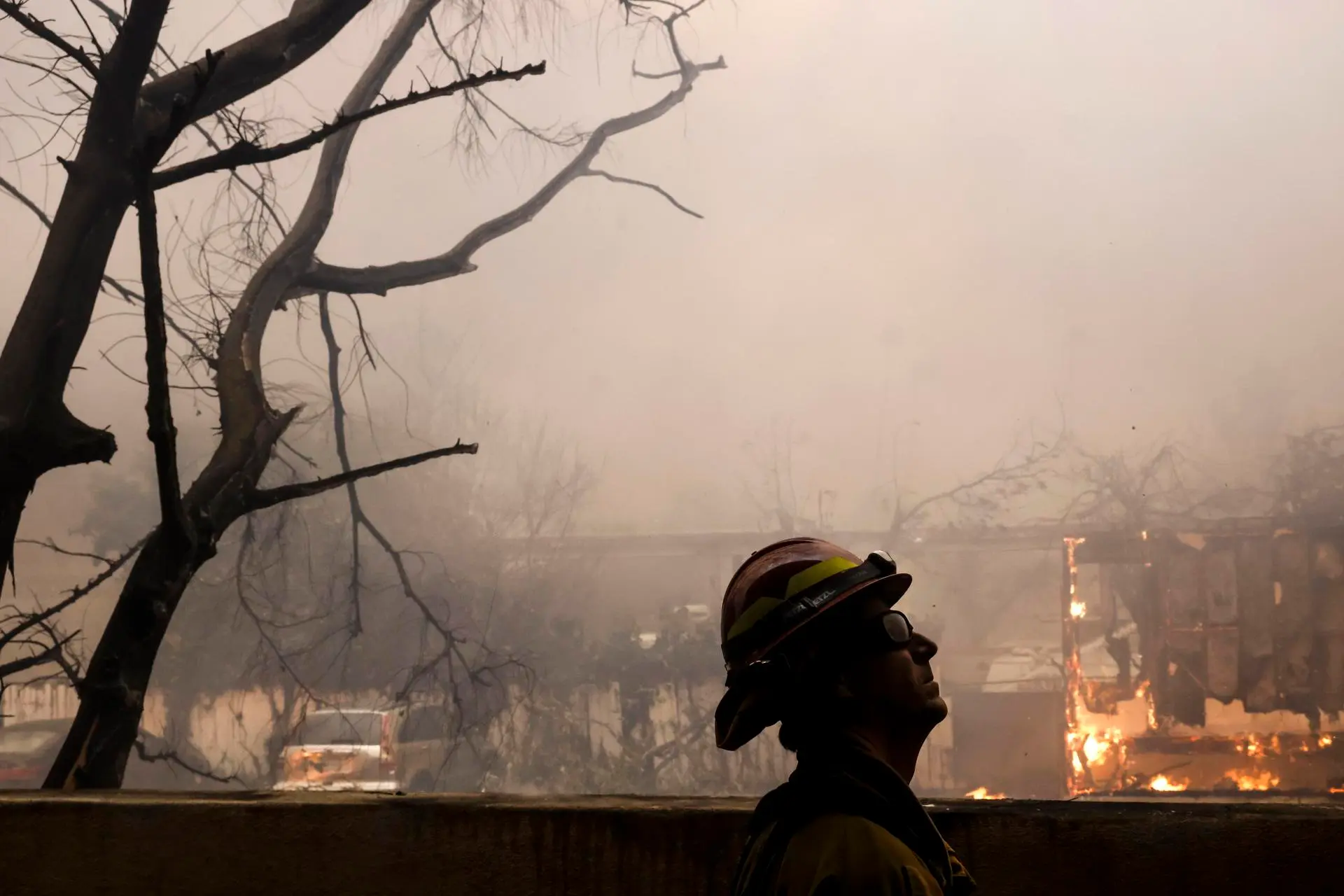 Diez muertos y más de 10 mil estructuras en cenizas por incendios en Los Ángeles, California