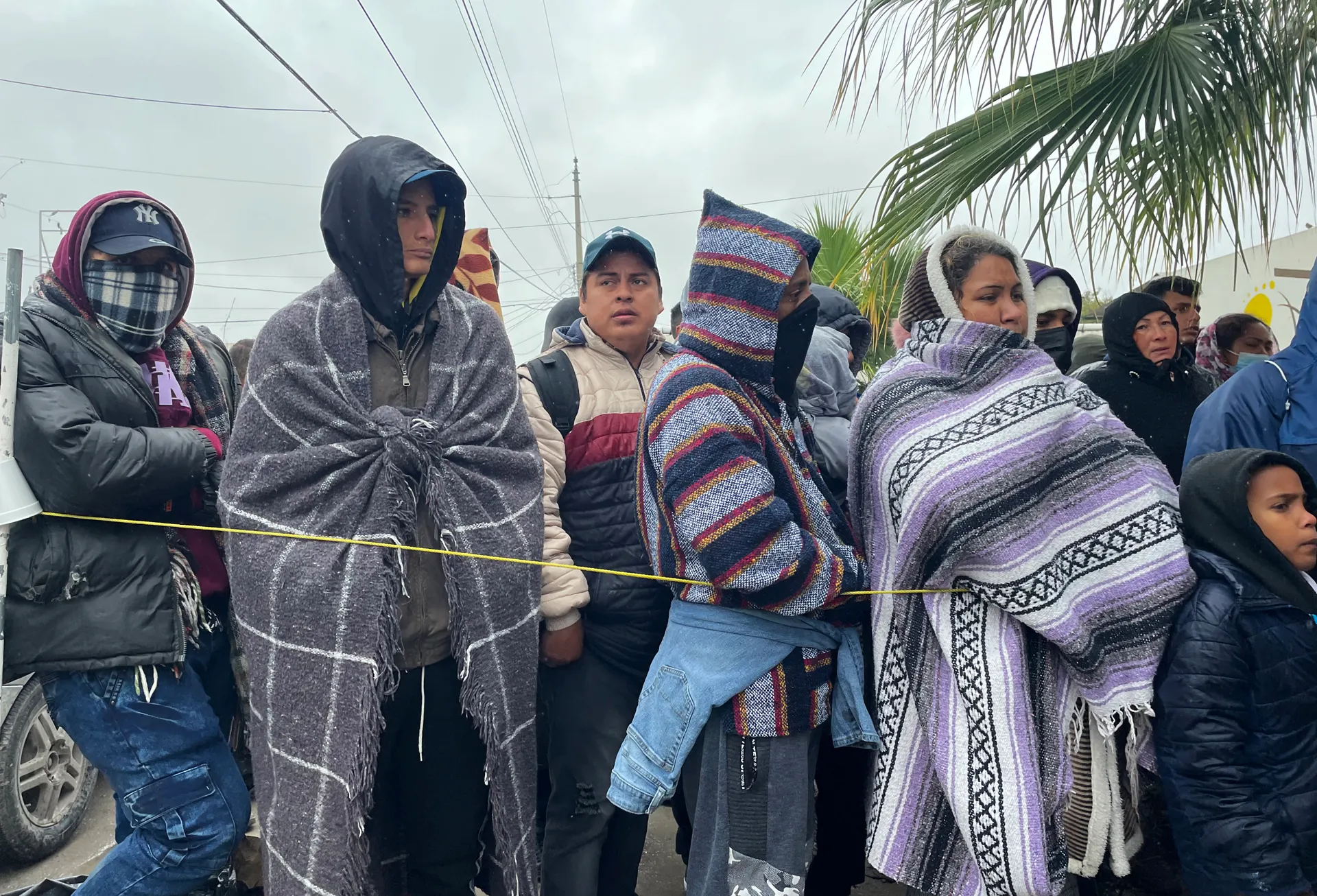 Migrantes padecen bajas temperaturas en frontera norte del país