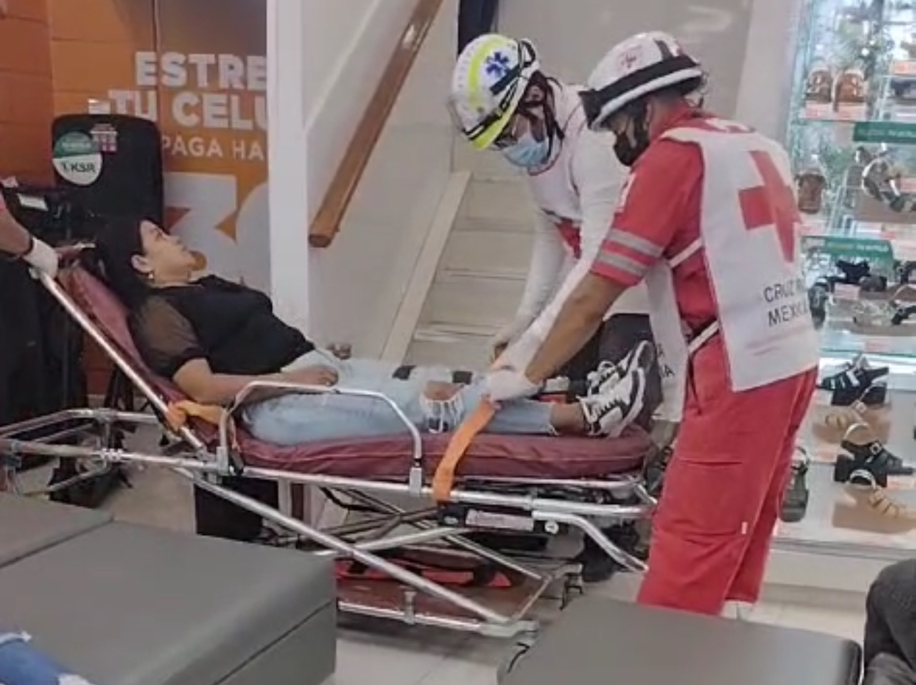Mujer cae en tienda y se lesiona