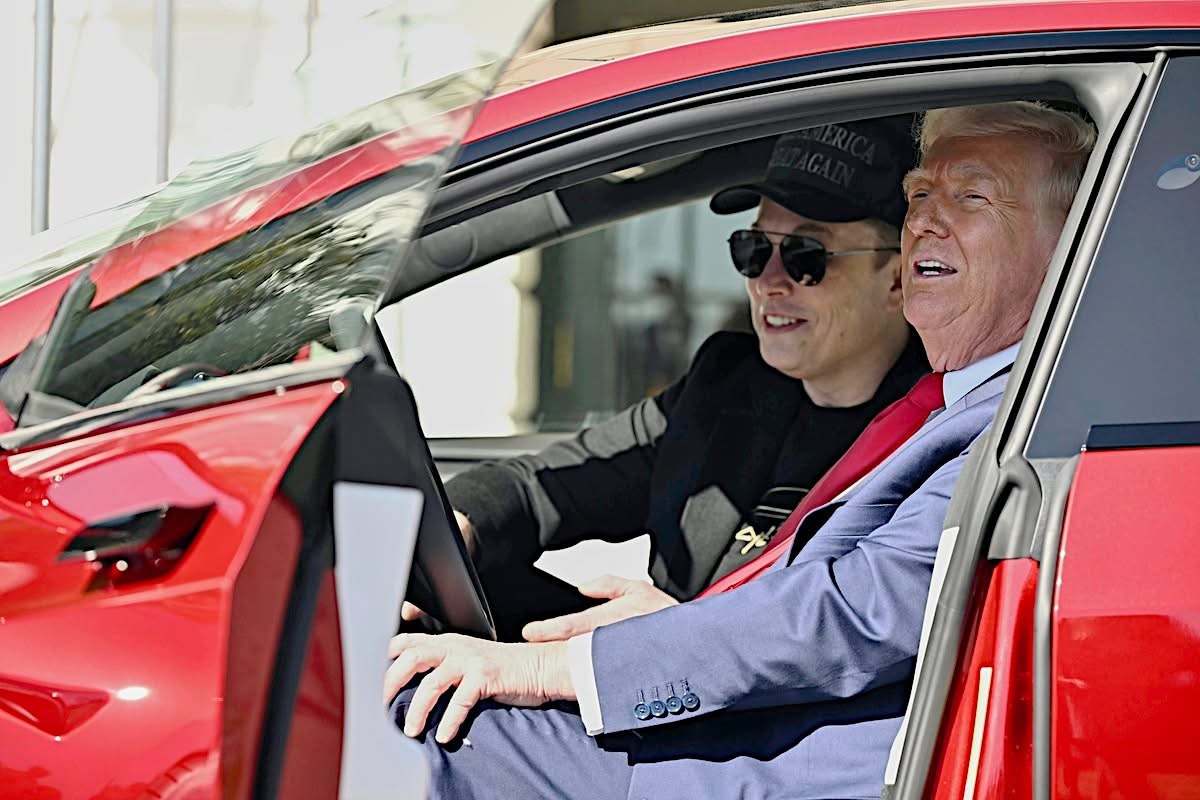 Apoya Trump a Musk comprando un Tesla en Casa Blanca